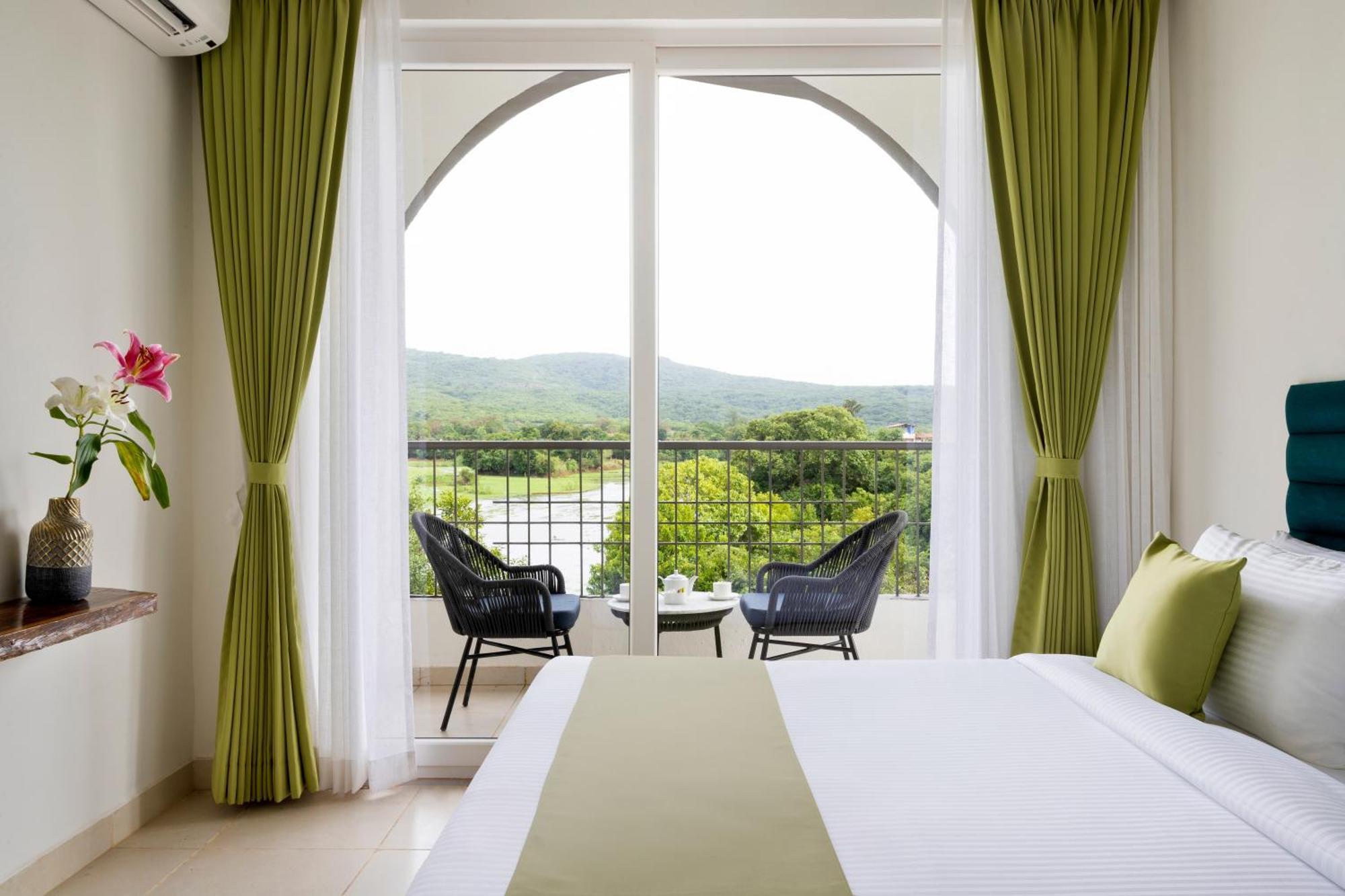 Stone Wood Hotel Amboli 암볼리 외부 사진