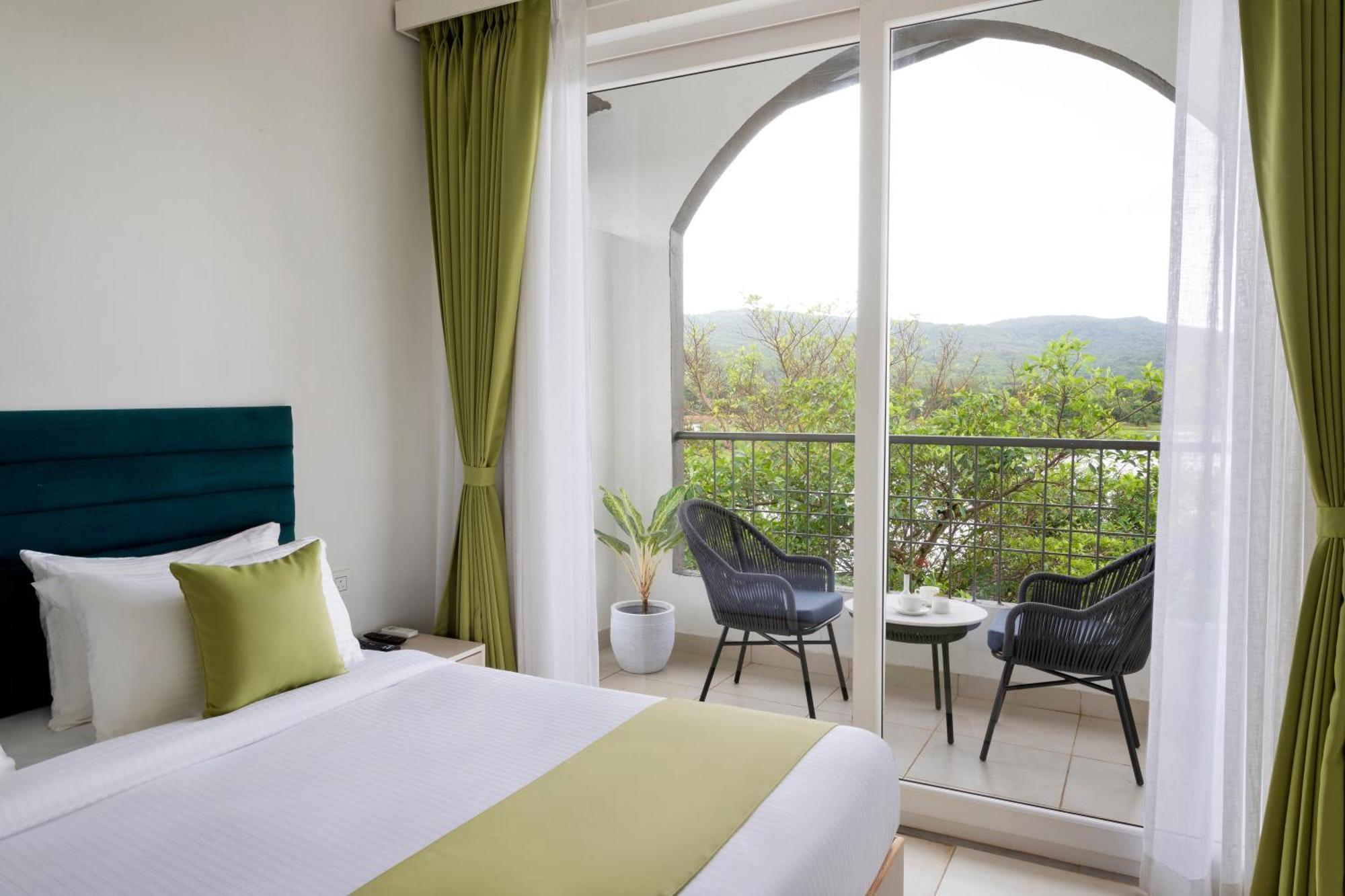 Stone Wood Hotel Amboli 암볼리 외부 사진