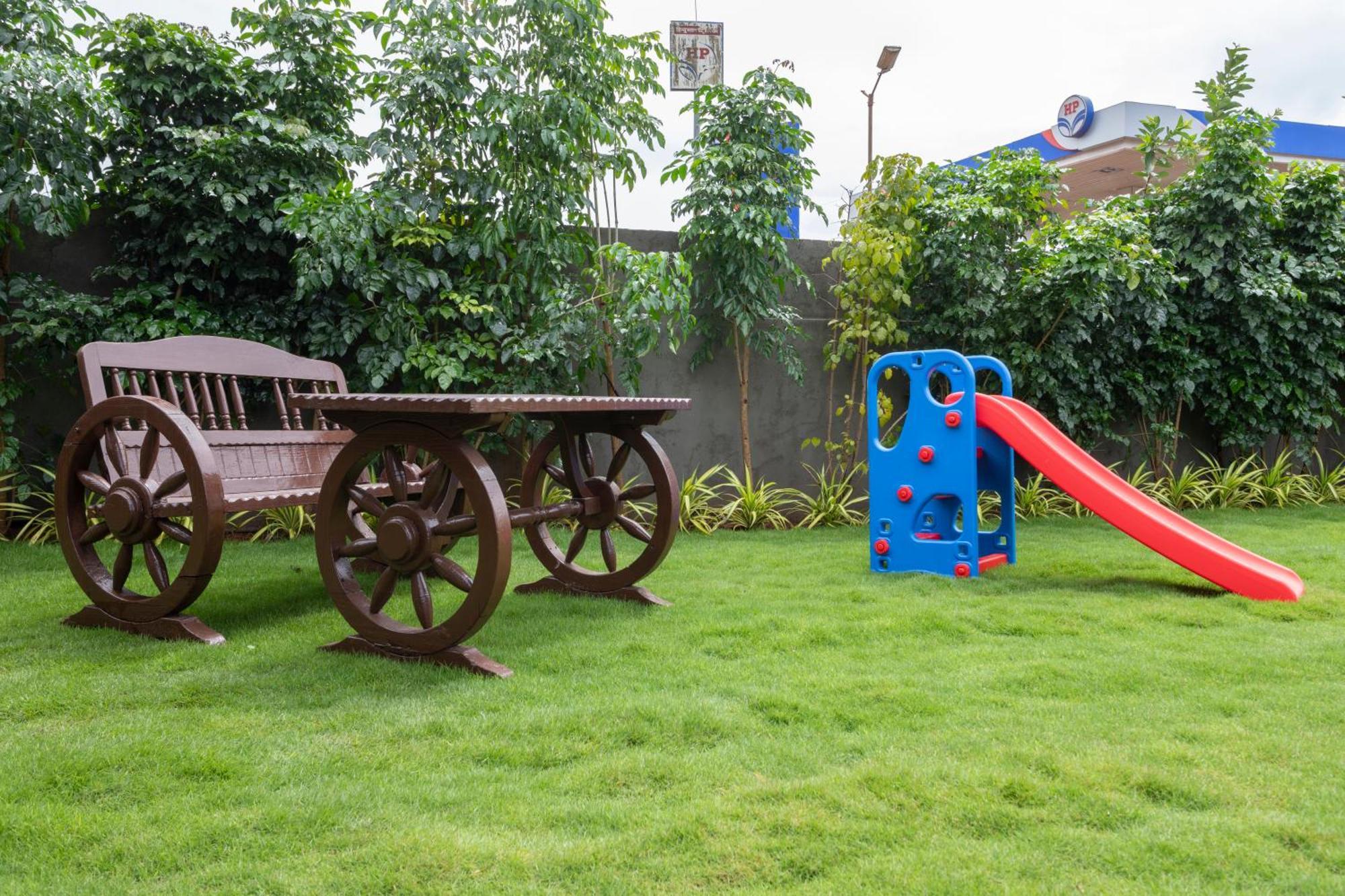 Stone Wood Hotel Amboli 암볼리 외부 사진