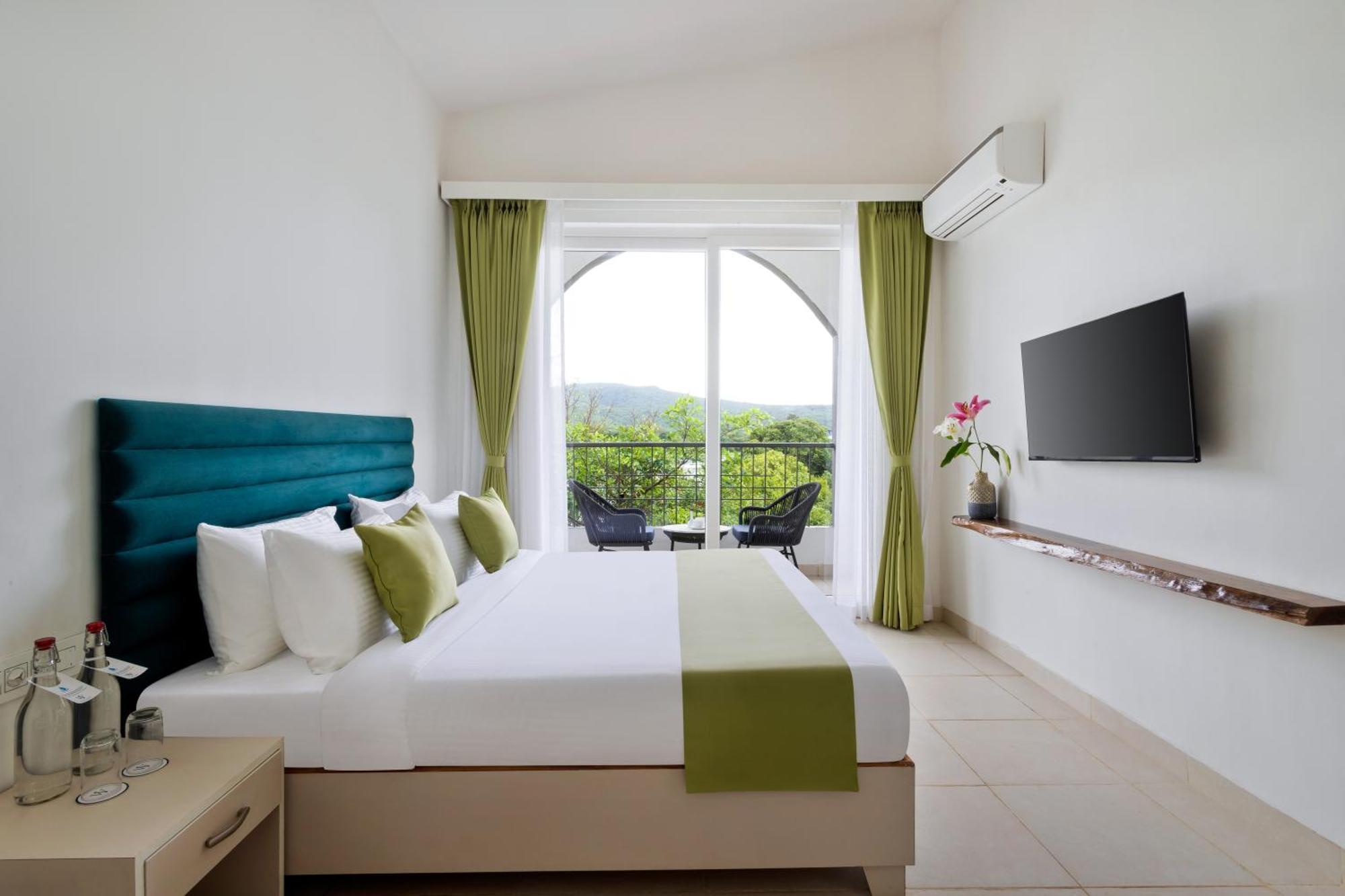 Stone Wood Hotel Amboli 암볼리 외부 사진