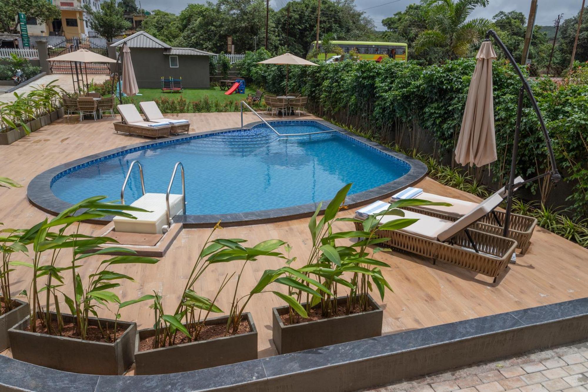 Stone Wood Hotel Amboli 암볼리 외부 사진