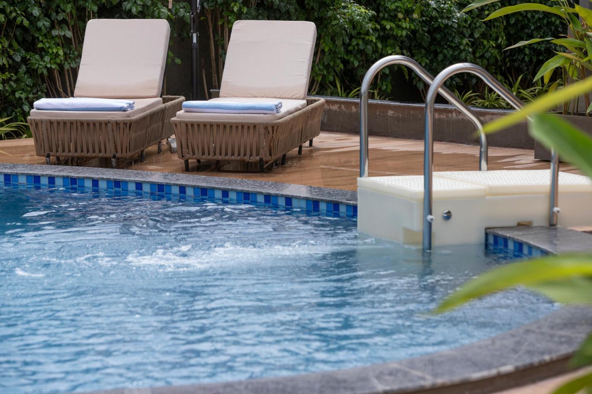 Stone Wood Hotel Amboli 암볼리 외부 사진
