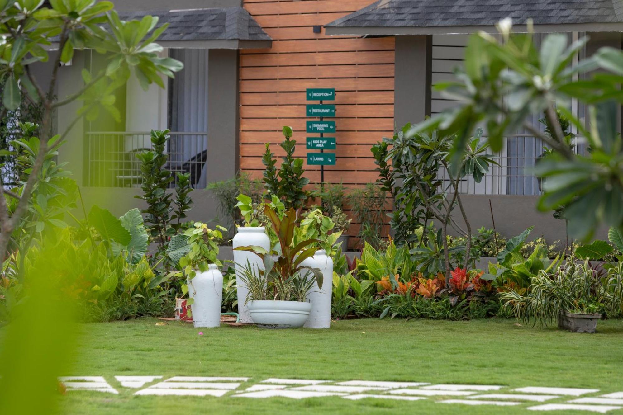 Stone Wood Hotel Amboli 암볼리 외부 사진