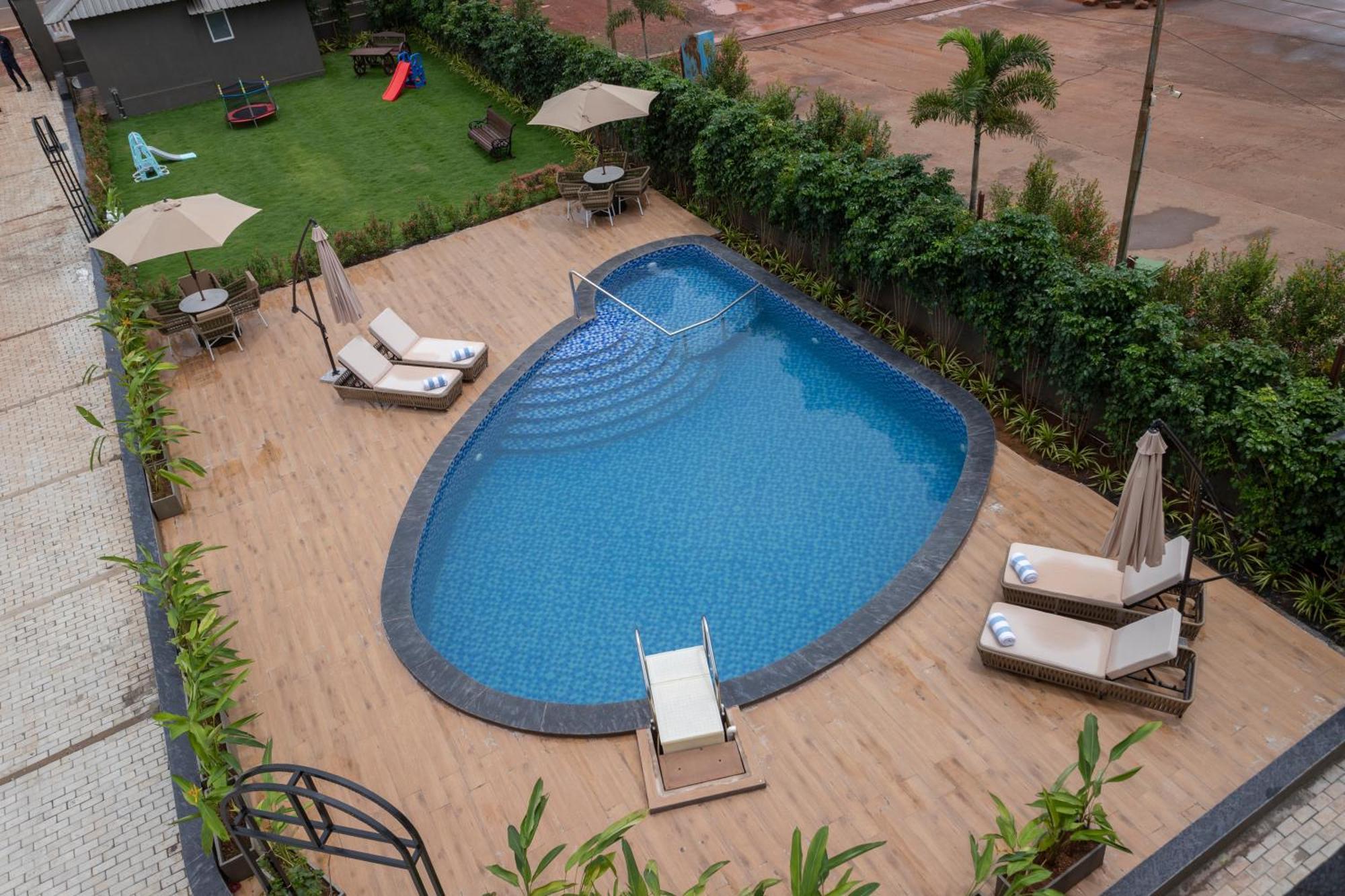 Stone Wood Hotel Amboli 암볼리 외부 사진
