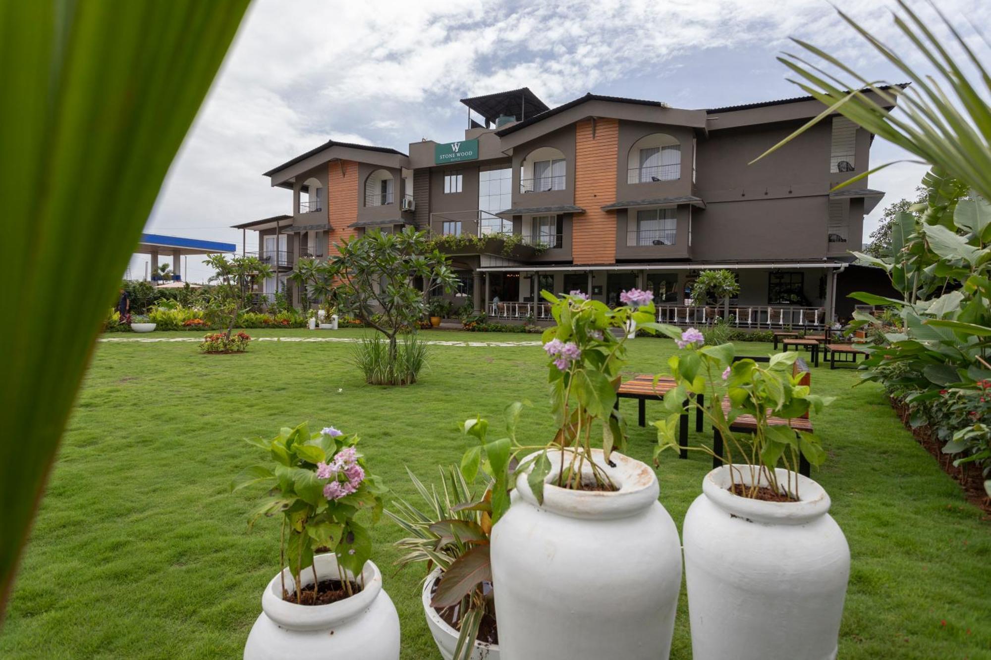 Stone Wood Hotel Amboli 암볼리 외부 사진