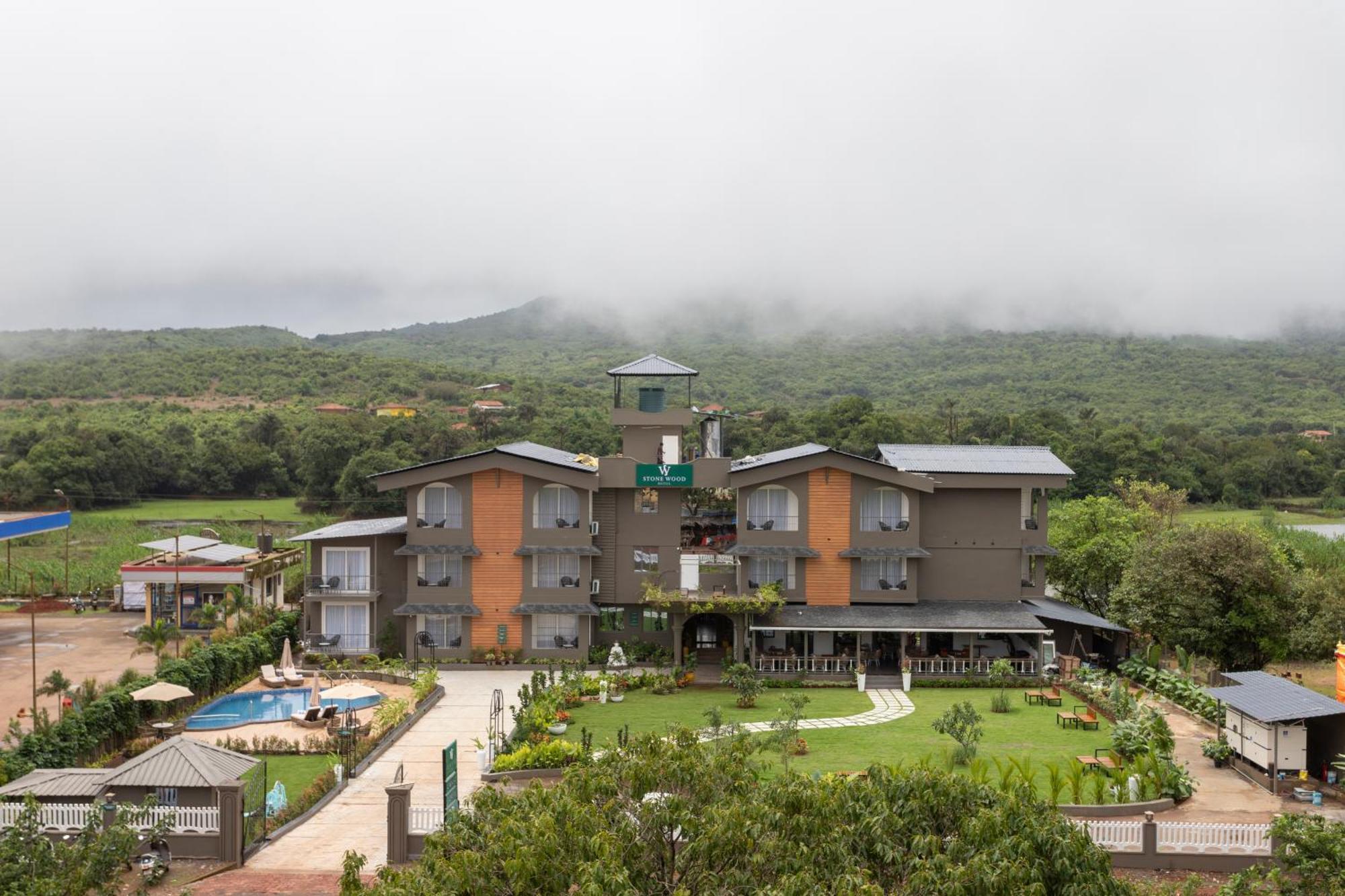 Stone Wood Hotel Amboli 암볼리 외부 사진