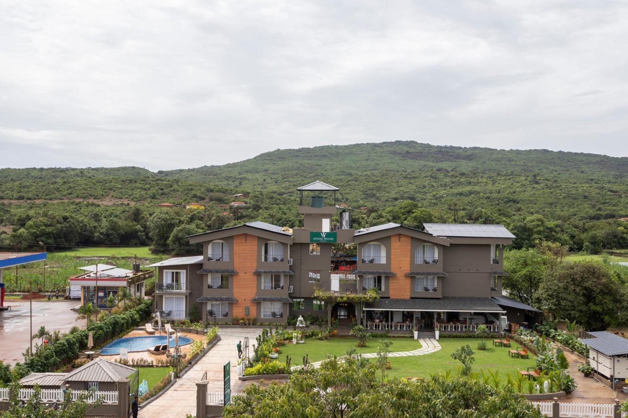Stone Wood Hotel Amboli 암볼리 외부 사진