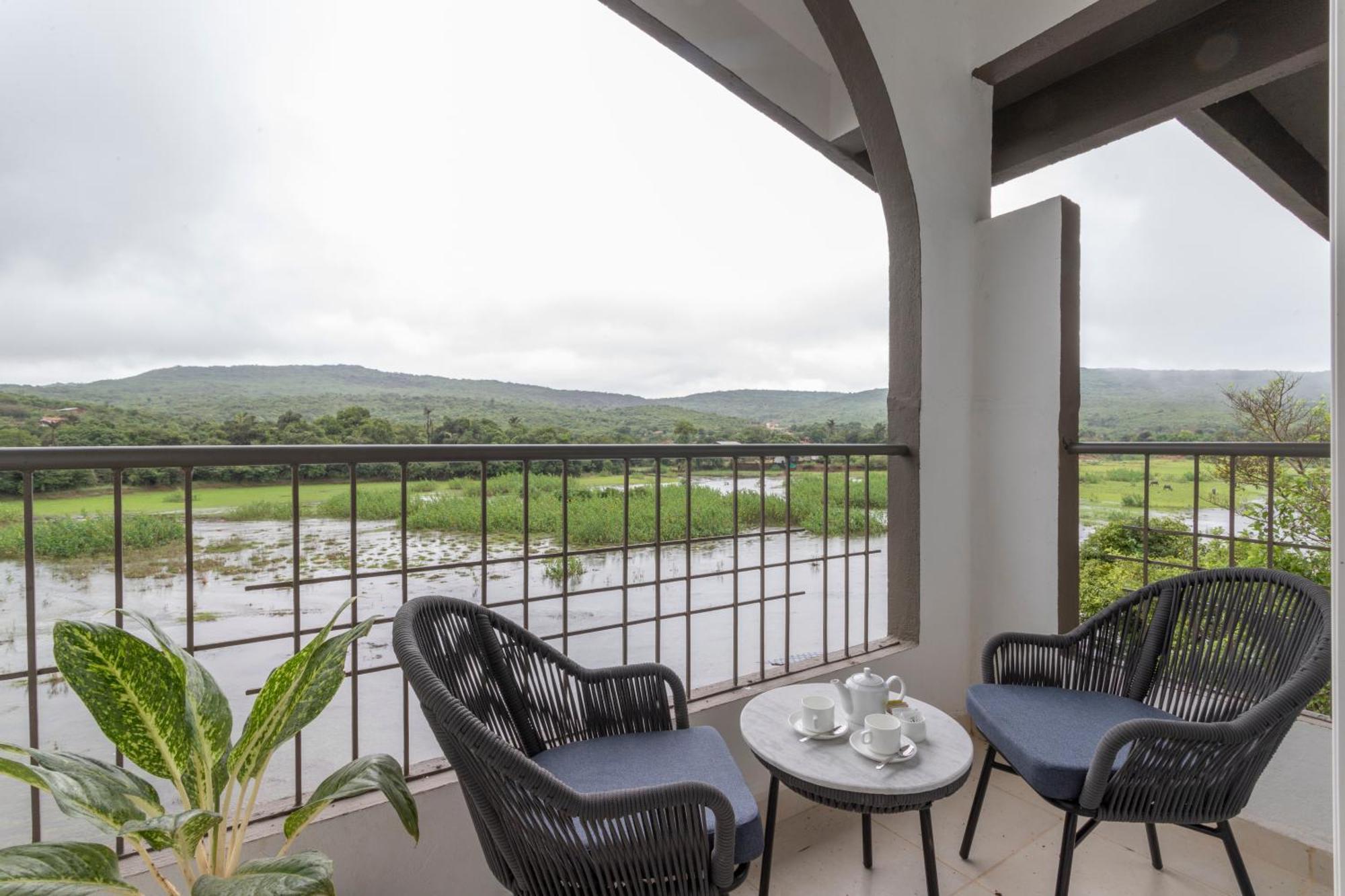 Stone Wood Hotel Amboli 암볼리 외부 사진