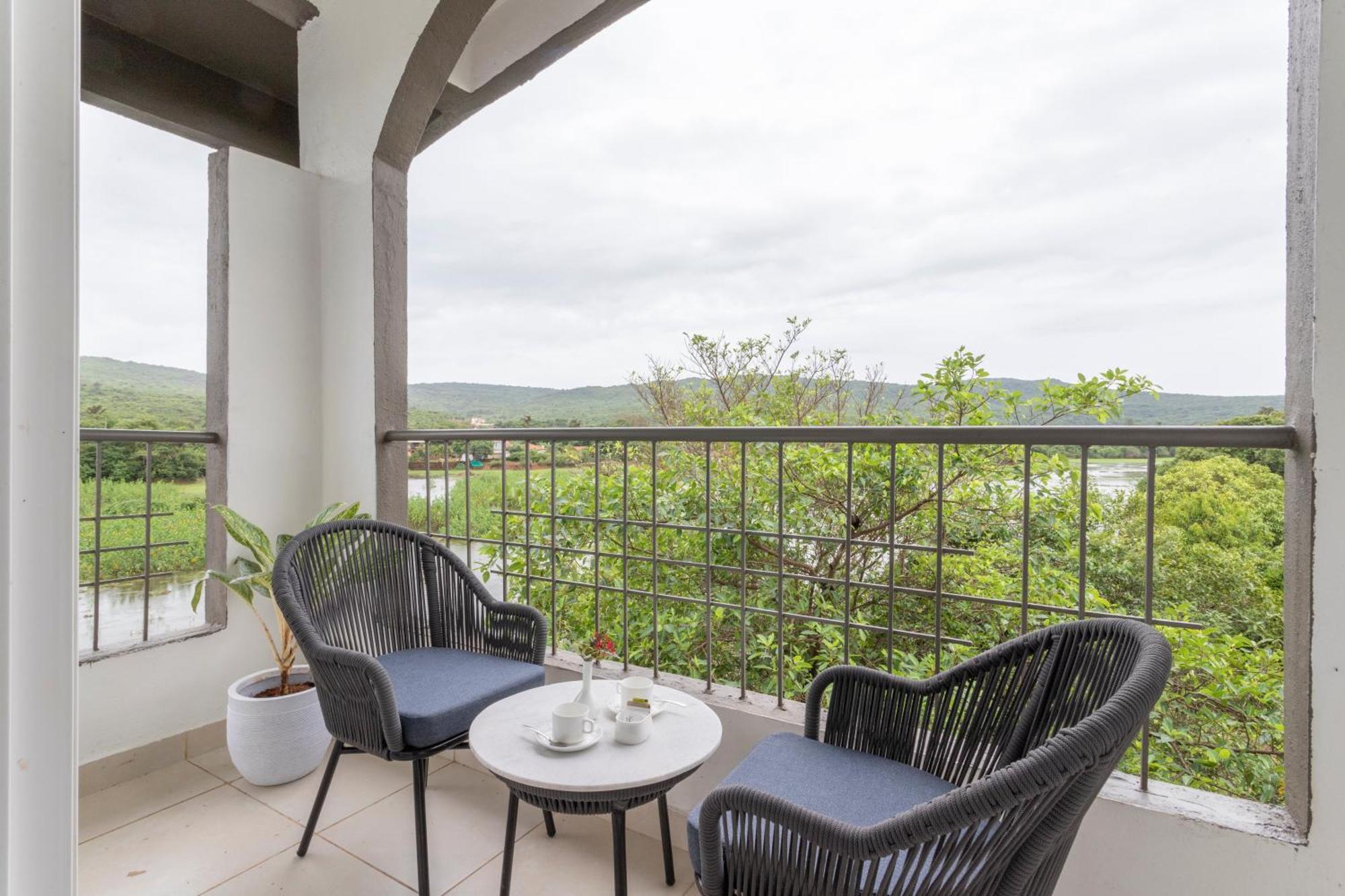Stone Wood Hotel Amboli 암볼리 외부 사진