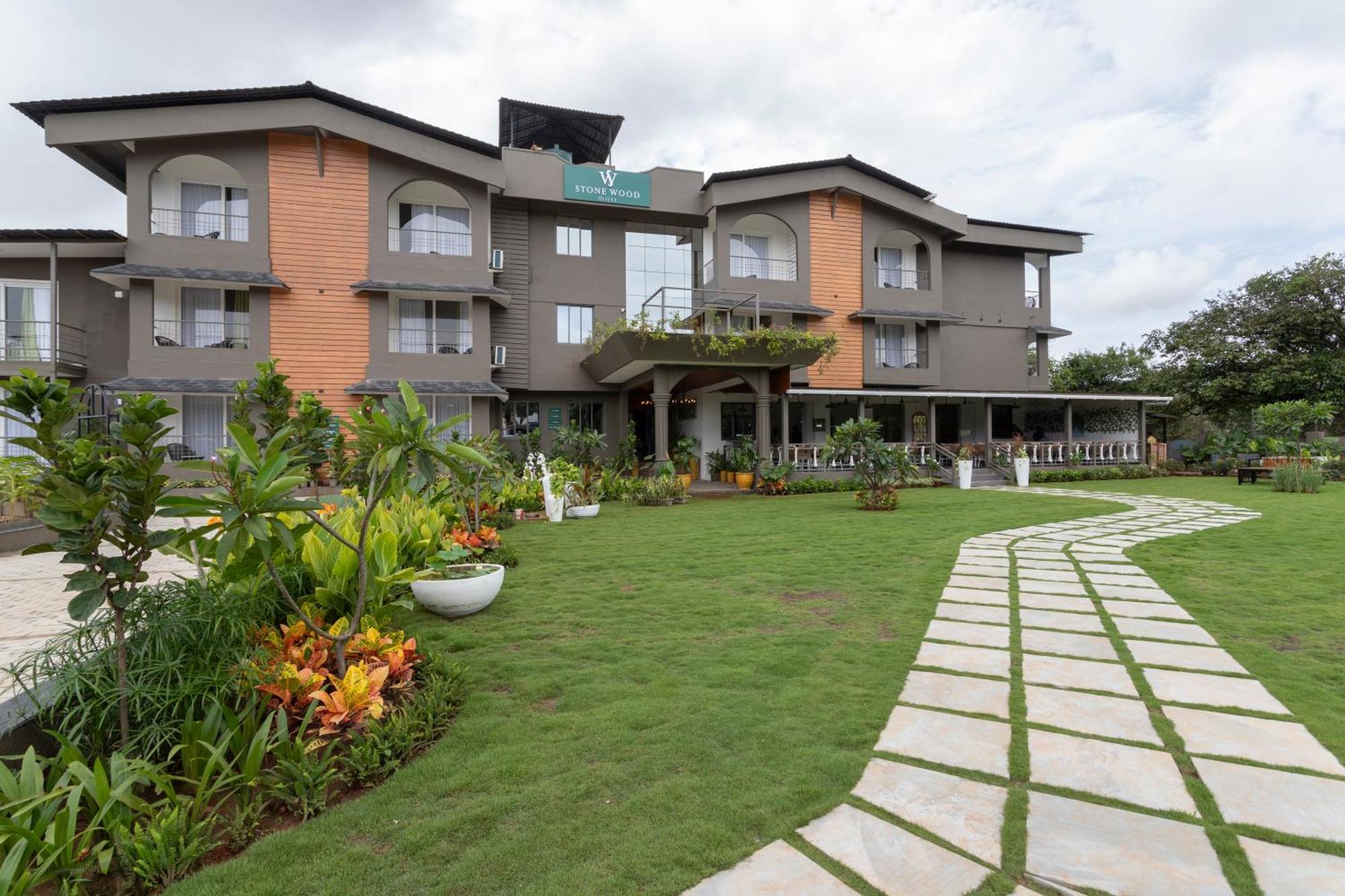 Stone Wood Hotel Amboli 암볼리 외부 사진