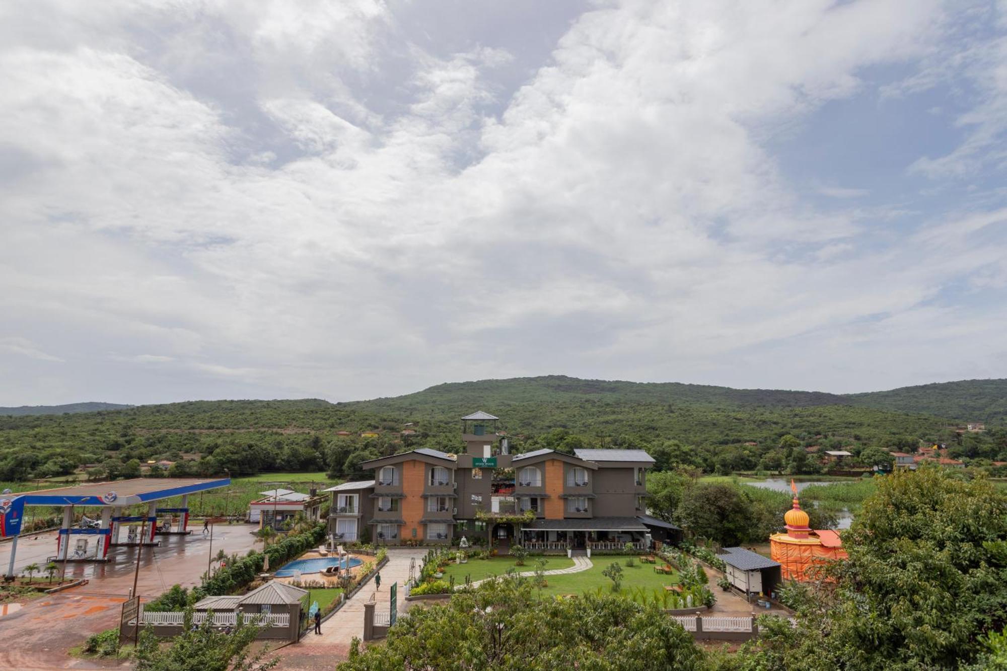 Stone Wood Hotel Amboli 암볼리 외부 사진