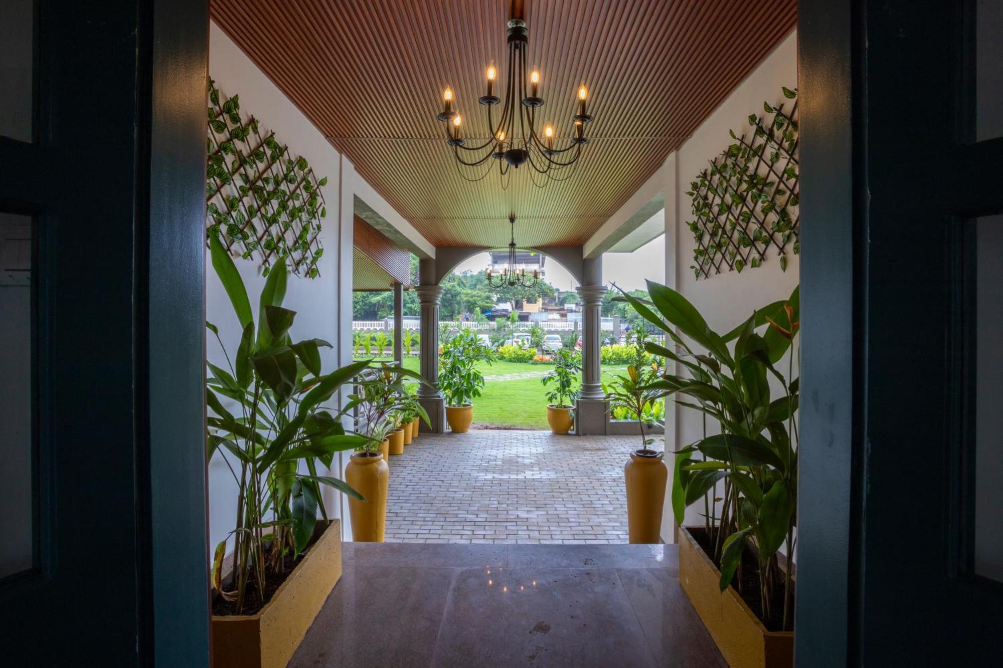Stone Wood Hotel Amboli 암볼리 외부 사진