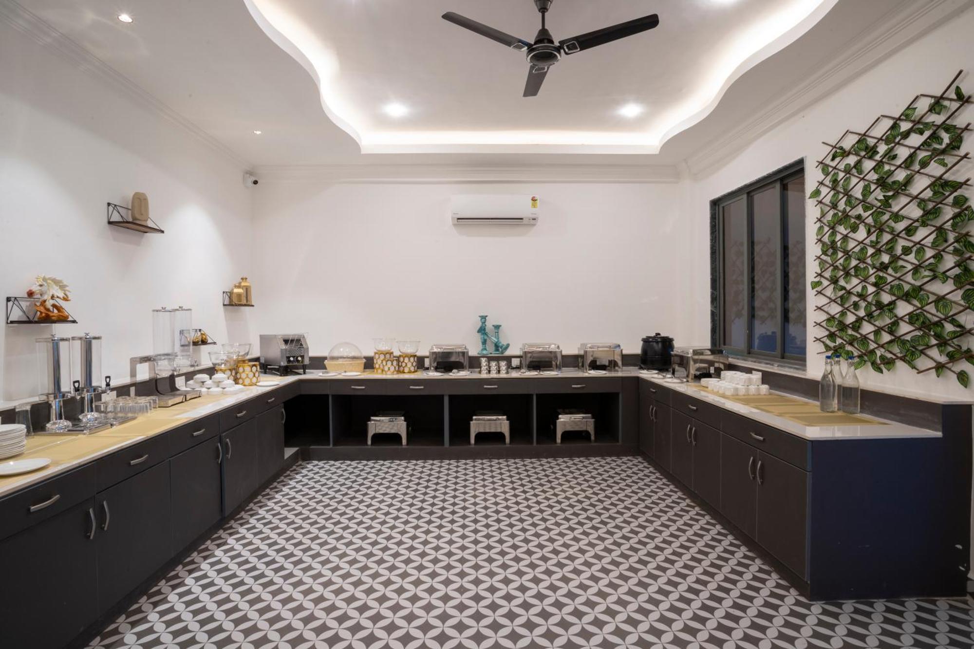 Stone Wood Hotel Amboli 암볼리 외부 사진